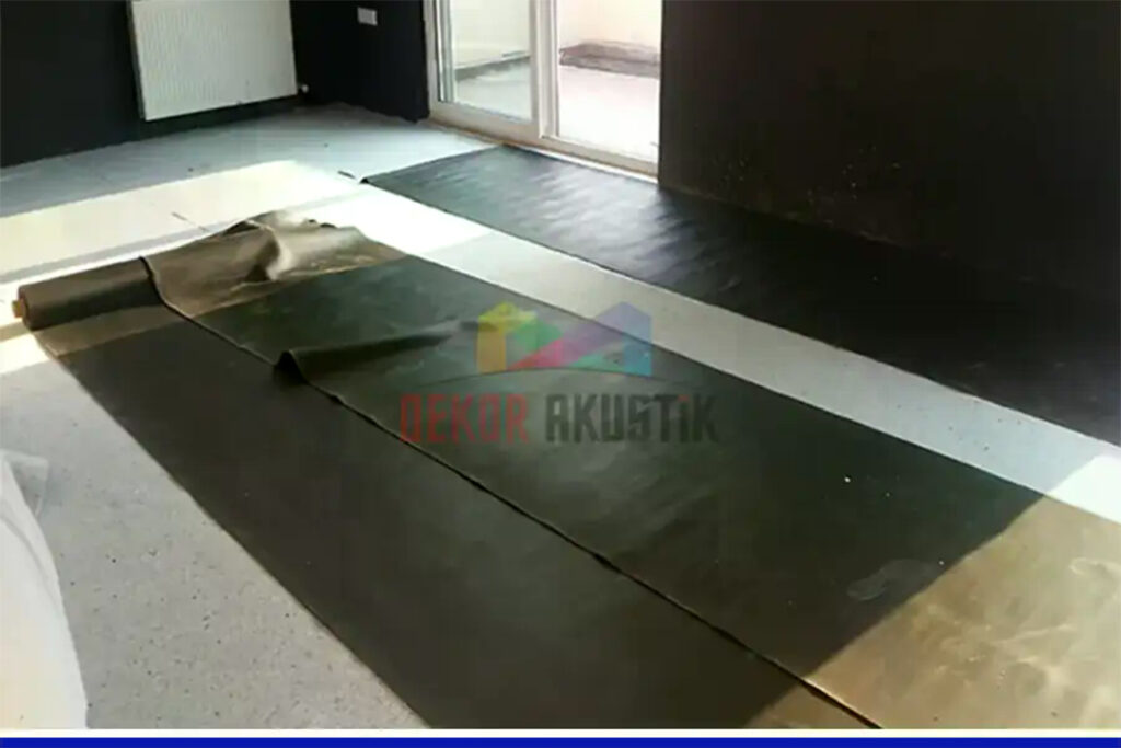 ses bariyeri zemine uygulanıp sesi absorbe eder