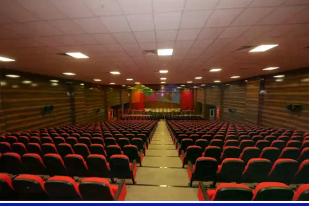 konferans salonundaki akustik yalıtımı sağlayan uygulama
