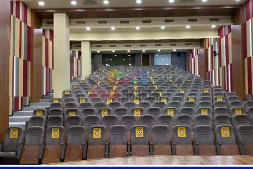 konferans salonundaki akustik yalıtımı sağlayan uygulama